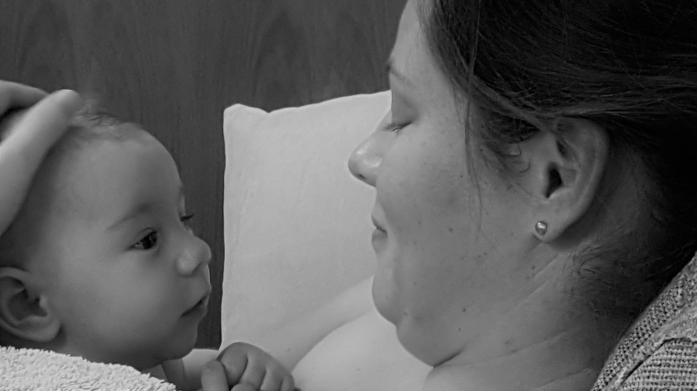 Blickkontakt zwischen einem Neugeborenen und seiner Mutter.